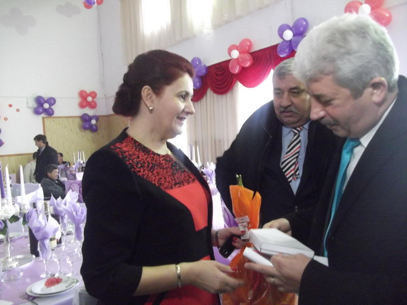 sarbatoare dubla la saraiu sarbatoritii au fost primarul dorinela irimia si femeile din localitate galerie
