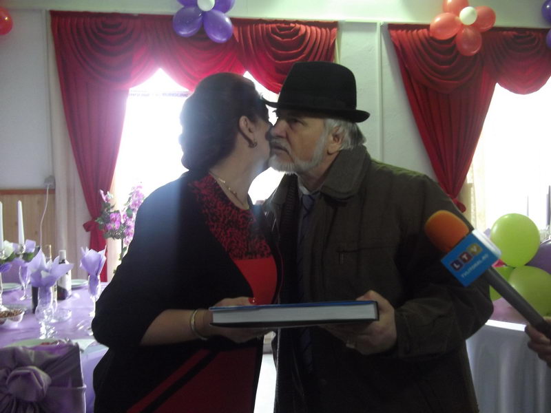 sarbatoare dubla la saraiu sarbatoritii au fost primarul dorinela irimia si femeile din localitate galerie