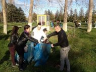 Studenţi de la Ovidius ecologizează Parcul Tăbăcărie (galerie foto)