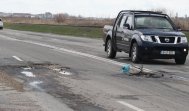 Îngropate sub propriile cratere Drumurile din judeţul Constanţa aşteaptă învierea lui Ceauşescu pentru a fi reparate (galerie foto)  