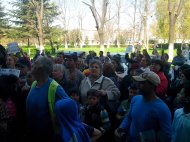 O femeie a fost bruscată de către protestatarii din faţa Primăriei Constanţa