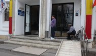 În scaun cu rotile nu se intră-n Primăria Constanţa! (galerie foto)