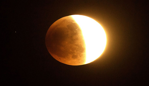 Fotoreportaj, Luna rodie, Eclipsa totala de Luna