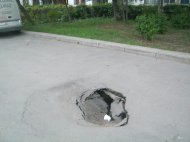 Crater periculos format în trotuarul unui principal bulevard din Constanţa (galerie foto)  