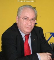 Puiu Haşotti, pe holurile Senatului, către Nicolae Moga Eu când citeam Machiavelli, tu citeai Scufiţa Roşie  