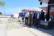 Fotoreportaj Victor Ponta şi-a plimbat soţia pe tocuri prin şantierele din Mamaia (galerie foto)