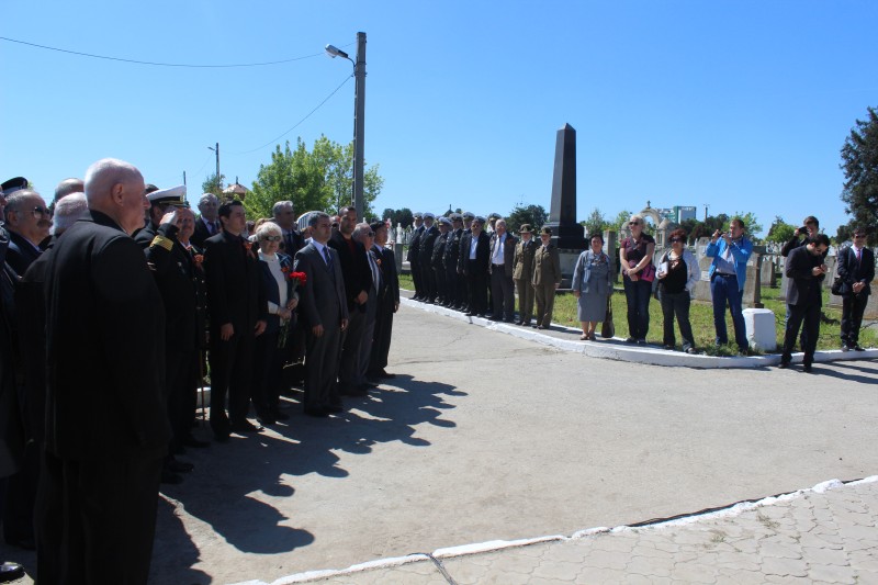 fotoreportaj de ziua victoriei zeci de coroane au fost depuse la monumentul ostasilor sovietici din cimitirul