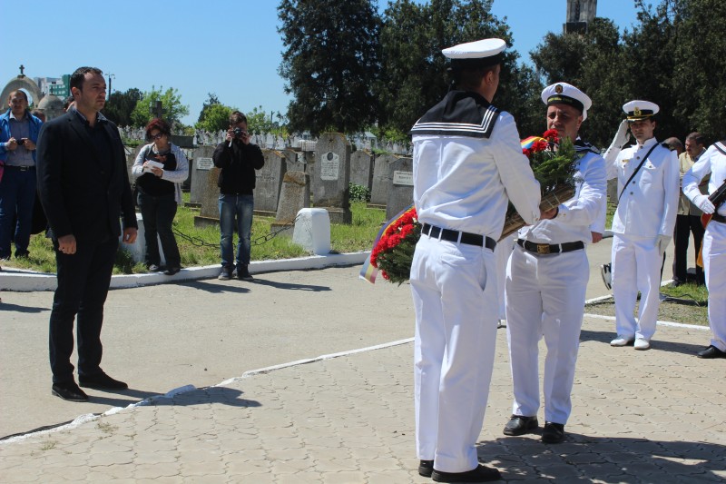 fotoreportaj de ziua victoriei zeci de coroane au fost depuse la monumentul ostasilor sovietici din cimitirul