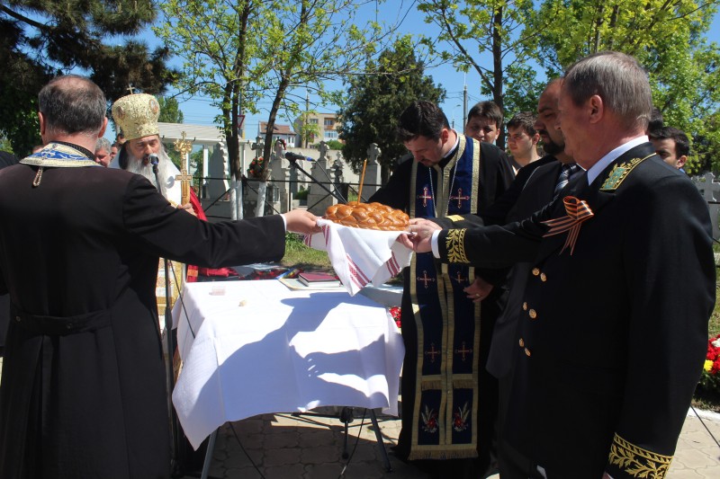 fotoreportaj de ziua victoriei zeci de coroane au fost depuse la monumentul ostasilor sovietici din cimitirul