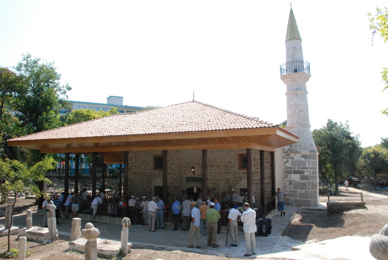 geamiile monument din dobrogea cea mai veche esmahan sultan are 493 de ani iar moscheea carol i este