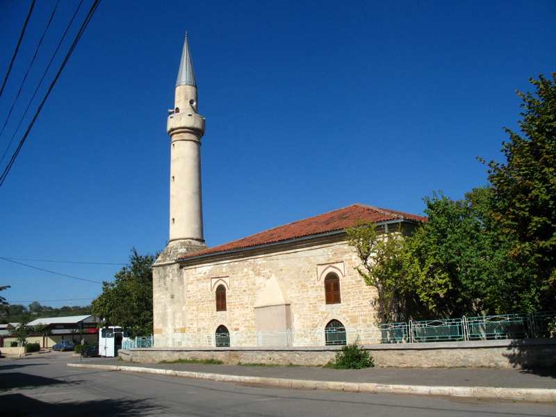 geamiile monument din dobrogea cea mai veche esmahan sultan are 493 de ani iar moscheea carol i este