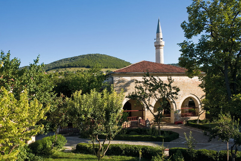 geamiile monument din dobrogea cea mai veche esmahan sultan are 493 de ani iar moscheea carol i este