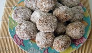 Rawveganjoy.ro  Bomboane raw cu cocos şi curmale