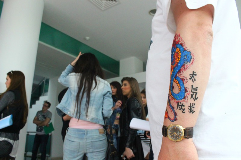 fotoreportaj cu telefoane tinute si tatuaje de fite la preselectia carnavalul mamaia 2014 494100