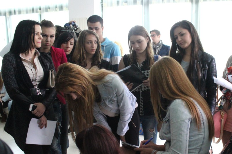 fotoreportaj cu telefoane tinute si tatuaje de fite la preselectia carnavalul mamaia 2014 494100