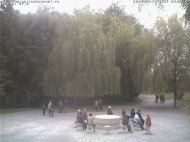 Ce diferenţă Masa Tăcerii, din Târgu Jiu, plină de turişti, Piaţa Ovidiu- pustie