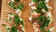 e-retete.ro Pizza la gratar cu prosciutto, rucola si mazare 