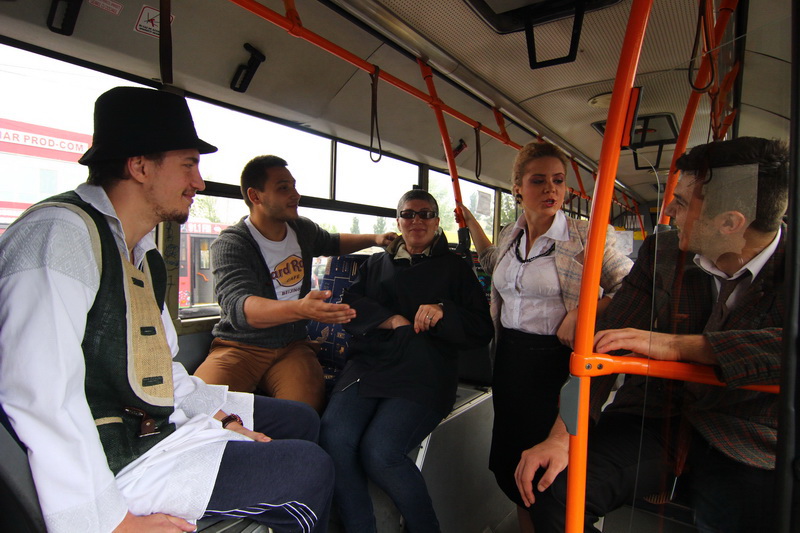 inedit la constanta un spectacol de teatru jucat in autobuzele ratc galerie foto 499135