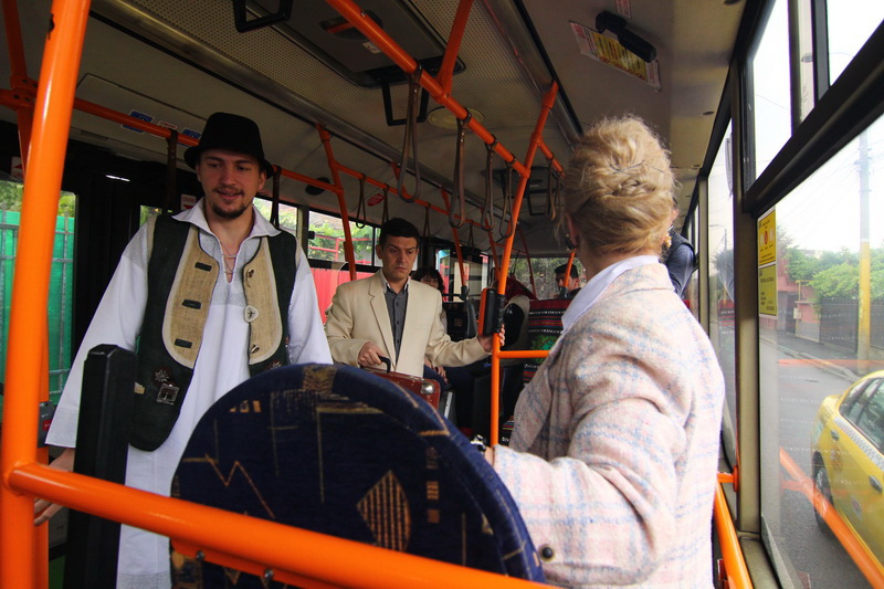 inedit la constanta un spectacol de teatru jucat in autobuzele ratc galerie foto 499135
