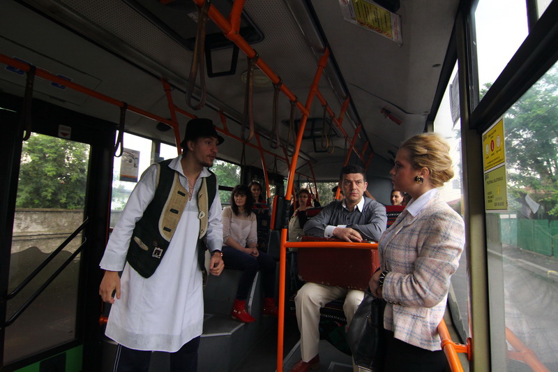 inedit la constanta un spectacol de teatru jucat in autobuzele ratc galerie foto 499135