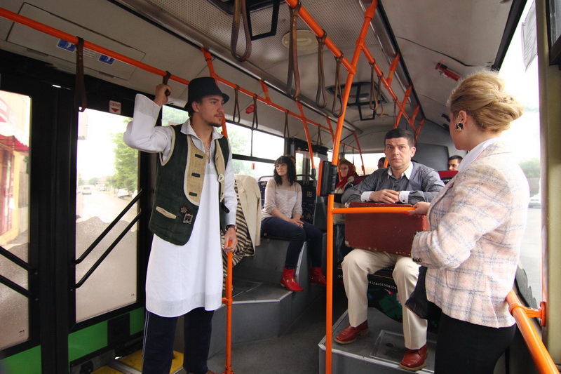 inedit la constanta un spectacol de teatru jucat in autobuzele ratc galerie foto 499135