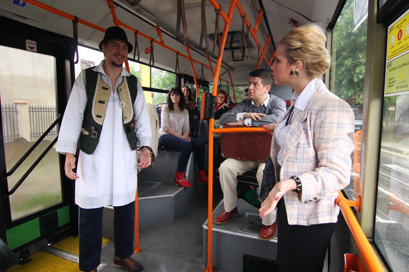 inedit la constanta un spectacol de teatru jucat in autobuzele ratc galerie foto 499135