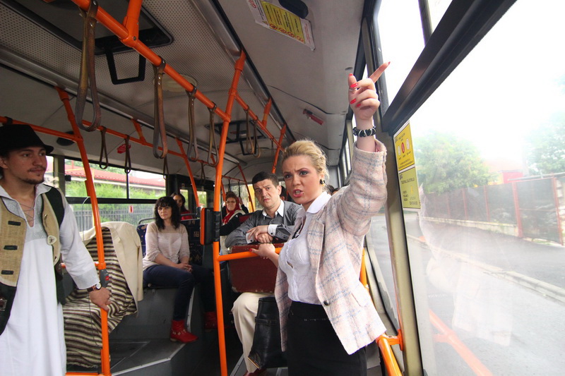 inedit la constanta un spectacol de teatru jucat in autobuzele ratc galerie foto 499135