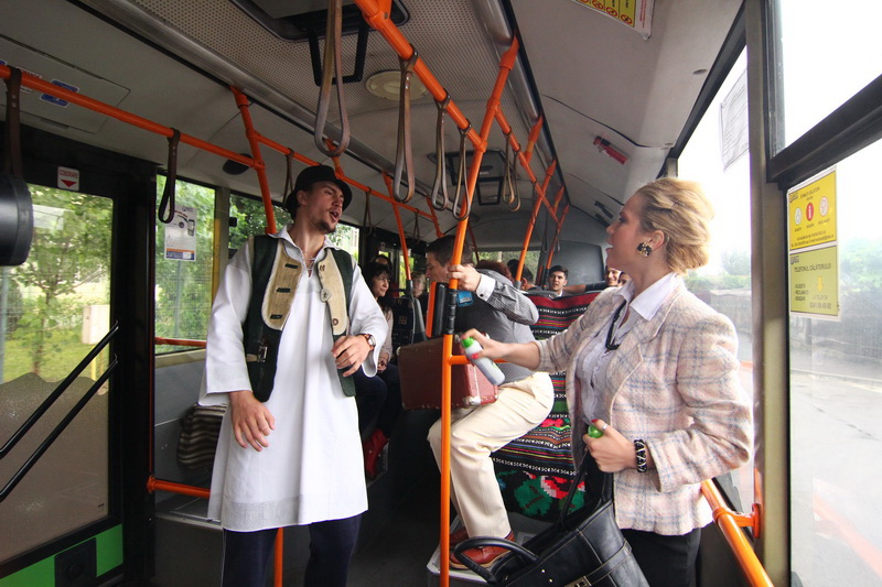 inedit la constanta un spectacol de teatru jucat in autobuzele ratc galerie foto 499135