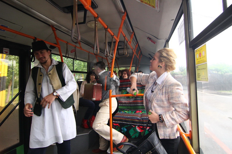 inedit la constanta un spectacol de teatru jucat in autobuzele ratc galerie foto 499135