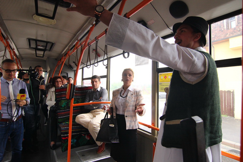 inedit la constanta un spectacol de teatru jucat in autobuzele ratc galerie foto 499135