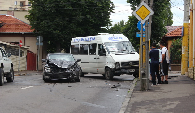 impact in intersectie pasagerul unui microbuz ranit in accident galerie foto 500237