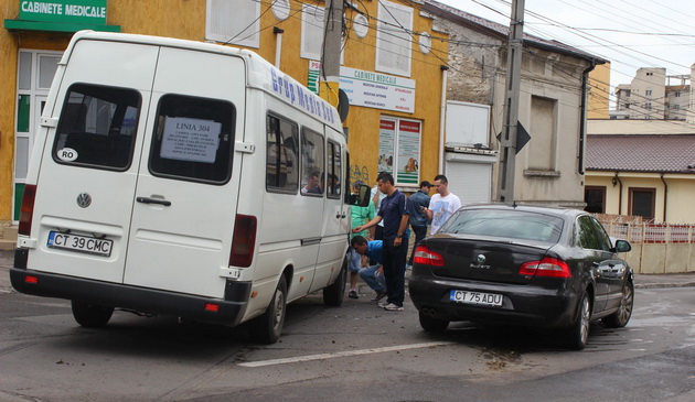 impact in intersectie pasagerul unui microbuz ranit in accident galerie foto 500237