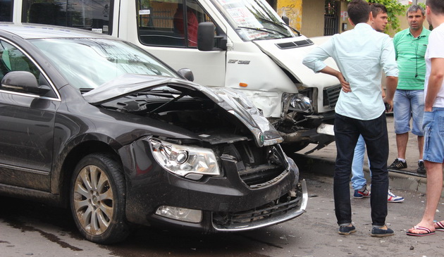 impact in intersectie pasagerul unui microbuz ranit in accident galerie foto 500237