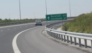 Video incredibil Cum traversează o tânără, printre maşini, Autostrada Soarelui