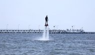 Ia uite, aici, Radu Mazăre! Flyboard, meserie nu alta. Imaginea nu este de la Mamaia 