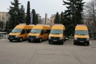 Primele o sută de microbuze şcolare au fost repartizate astăzi primarilor
