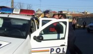 Încătuşaţi după ce au agresat doi poliţişti