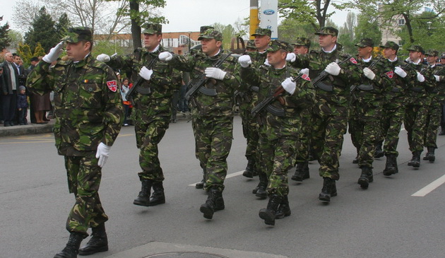 Expertise Semicircle suspension Armata îşi îmbracă oamenii din Constanţa: Aproape 30 de milioane de lei  pentru pălării, ecusoane şi uniforme de instrucţie (documente)