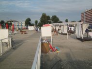 Mirifica şi imprevizibila staţiune Bun venit pe pasarela din Mamaia. Gunoiul pe stânga (galerie foto)