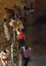 Cum își riscă viața turiștii și constănțenii, trecând pe sub pasarela inaugurată de Mazăre (galerie foto + video)    