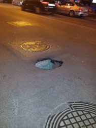 Atenție, șoferi! O groapă fără fund a apărut în carosabilul de pe bulevardul Tomis chiar în fața Primăriei  