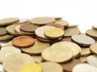 Vor fi emise primele monede din plastic. Află cui aparține inițiativa  