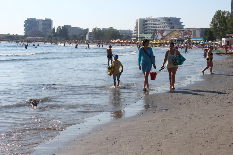 imagini spectaculoase pe plaja din mamaia sub vantul puternic marea s a retras spre larg galerie foto