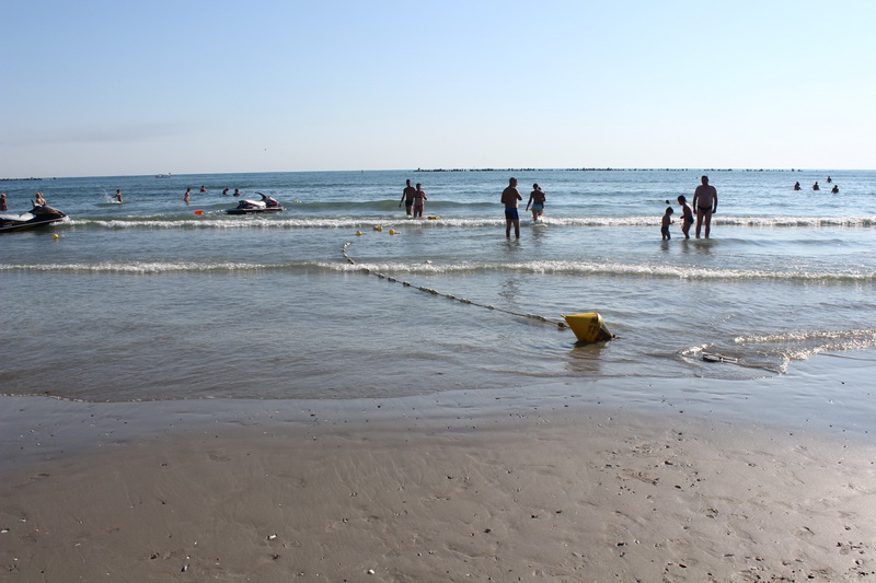 imagini spectaculoase pe plaja din mamaia sub vantul puternic marea s a retras spre larg galerie foto