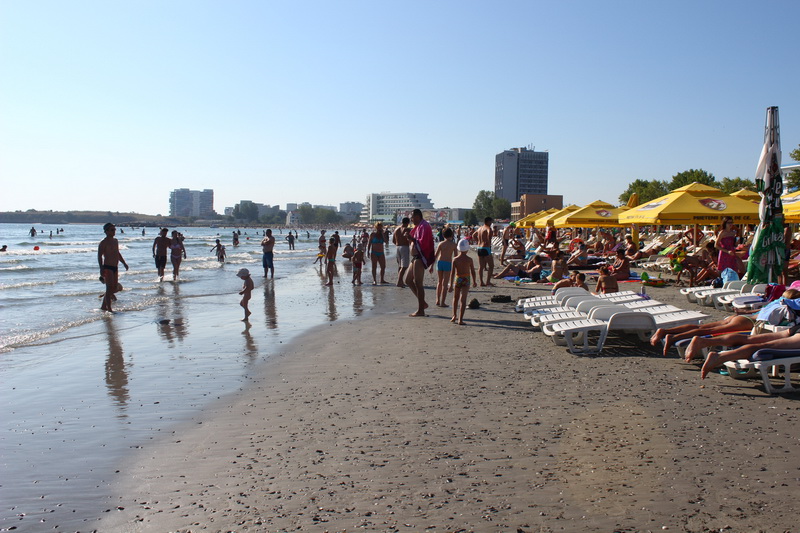 imagini spectaculoase pe plaja din mamaia sub vantul puternic marea s a retras spre larg galerie foto