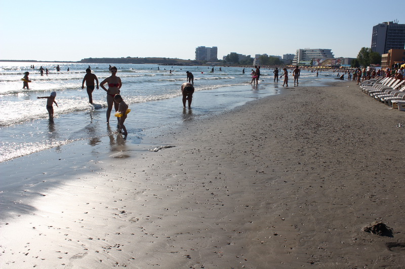 imagini spectaculoase pe plaja din mamaia sub vantul puternic marea s a retras spre larg galerie foto