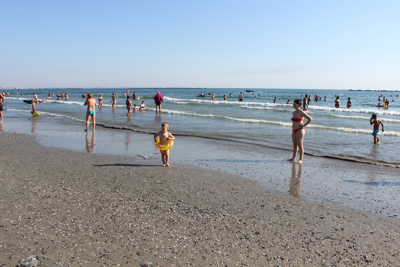 imagini spectaculoase pe plaja din mamaia sub vantul puternic marea s a retras spre larg galerie foto