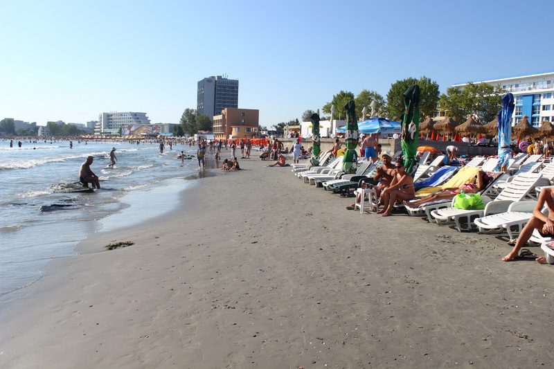 imagini spectaculoase pe plaja din mamaia sub vantul puternic marea s a retras spre larg galerie foto