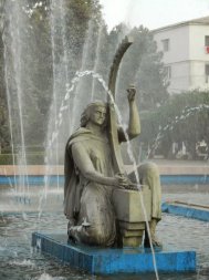 Statuia Femeia cu harpă, readusă pe faleza Cazinoului din Constanța   