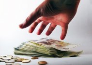 Un munictor, cercetat pentru furt din locuinţă A profitat de încrederea pe care i-au acordat-o proprietarii   